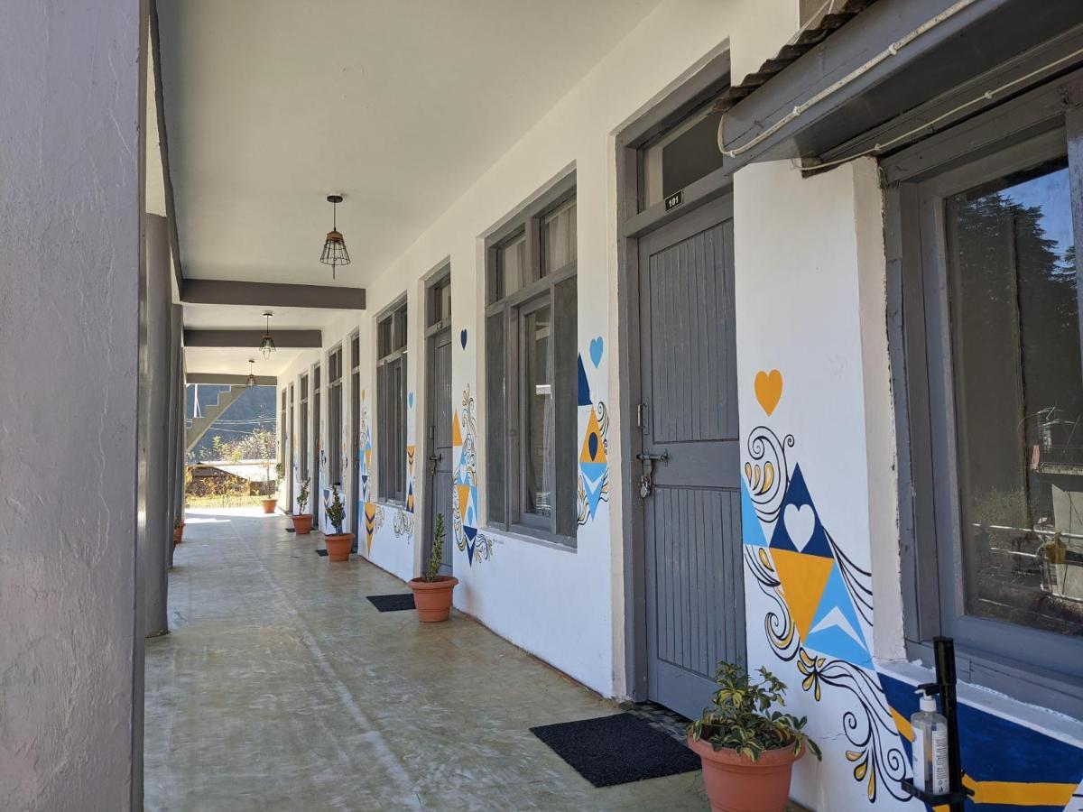 Young Monk Hostel & Cafe Old Manali - Manali (Himachal Pradesh) — Photos 2