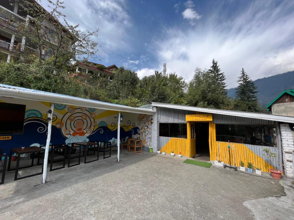 Young Monk Hostel & Cafe Old Manali - Manali (Himachal Pradesh) — Photos 1
